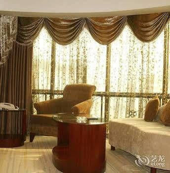 Wu Liang Ye Grand Hotel Чънду Екстериор снимка